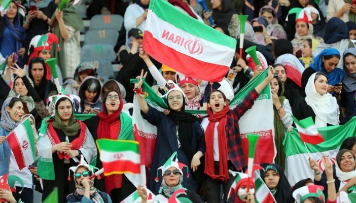 Por primera vez en la historia, Irán permite a mujeres ir a un partido de futbol