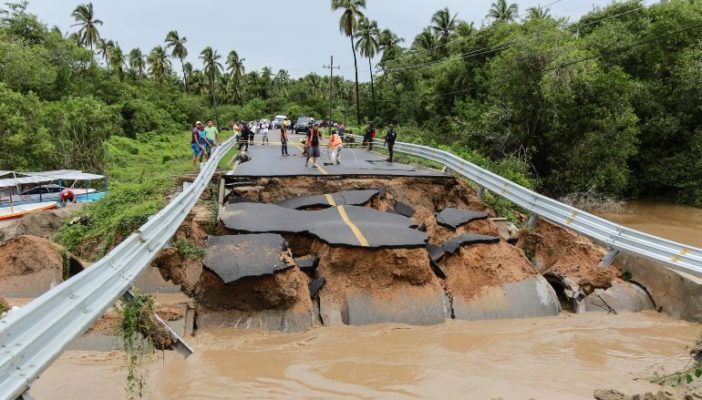 Tormenta tropical "Narda" toca tierra en Sinaloa y avanza hacia Sonora