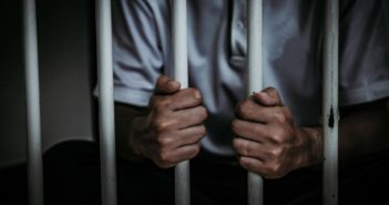 Intentó matar a su madre; lo vinculan a prisión preventiva