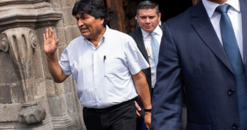 Evo Morales recibe CURP con validez hasta próximo año