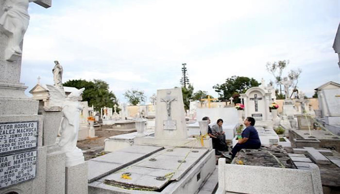 Alrededor de 700 mil personas visitaron panteones de la ZMG este fin de semana