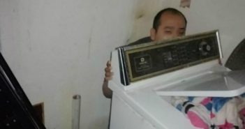 Estaba 'desaparecido', lo encuentran detrás de su lavadora