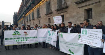 Protestan integrantes de Telebachillerato en Palacio Nacional