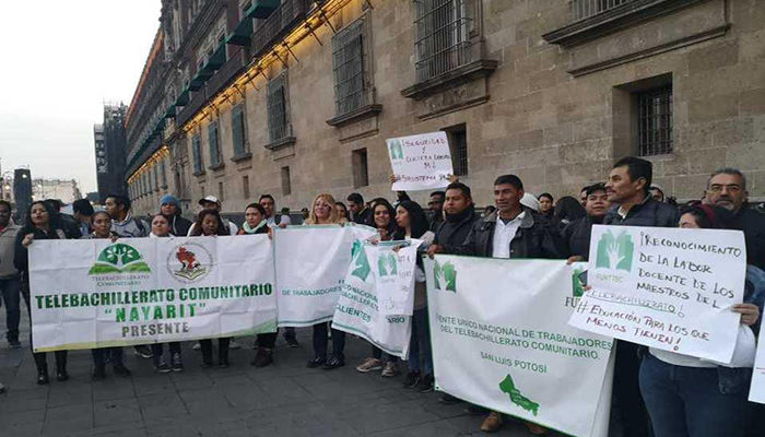 Protestan integrantes de Telebachillerato en Palacio Nacional