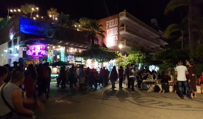 Vallarta se pone 'gringo'; halloween reúne más de 5 mil personas en el malecón