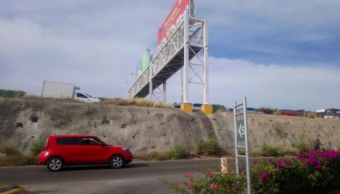 Las anunciaron y no se hicieron; inconclusas escaleras del puente en Lago Real