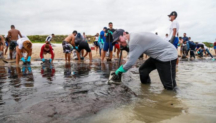 Brasil sufre daño ambiental con derrame de petroleo