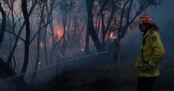 Incendios asolan el este de Australia y deja personas atrapadas