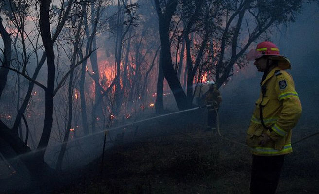 Incendios asolan el este de Australia y deja personas atrapadas