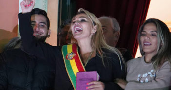 Jeanine Áñez se proclama presidenta de Bolivia
