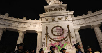 Hemiciclo a Juárez es pintado por feministas durante marcha