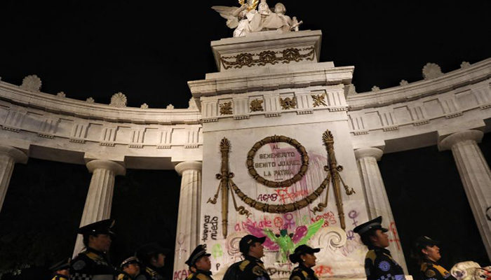 Hemiciclo a Juárez es pintado por feministas durante marcha