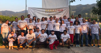 Entregan playeras conmemorativas a atletas campeones