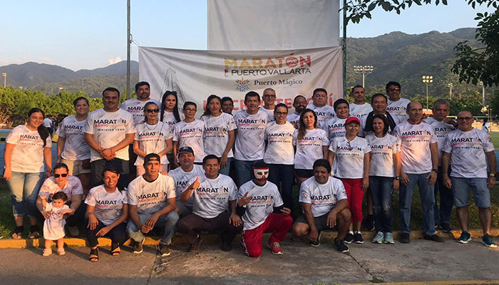 Entregan playeras conmemorativas a atletas campeones