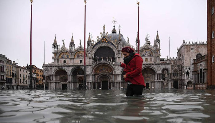 Venecia cierra la Plaza de San Marcos por inundación