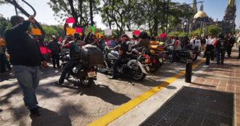 Motociclistas se manifiestan contra aumento al refrendo