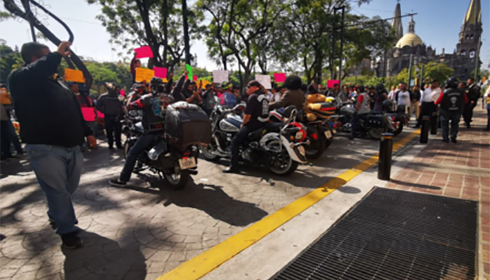 Motociclistas se manifiestan contra aumento al refrendo