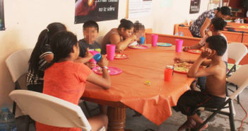 Abren bancos de alimentos a migrantes rechazados de EU