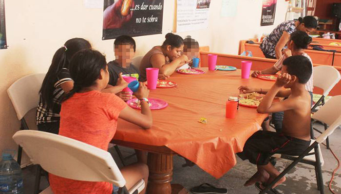 Abren bancos de alimentos a migrantes rechazados de EU