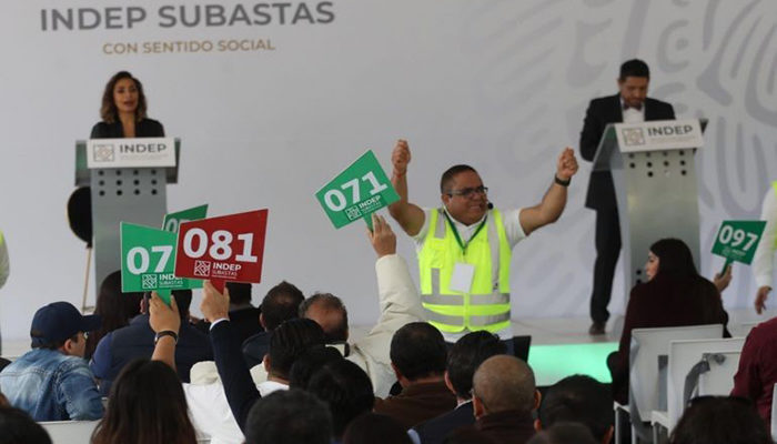 Los Pinos vive su segundo día de subastas de bienes