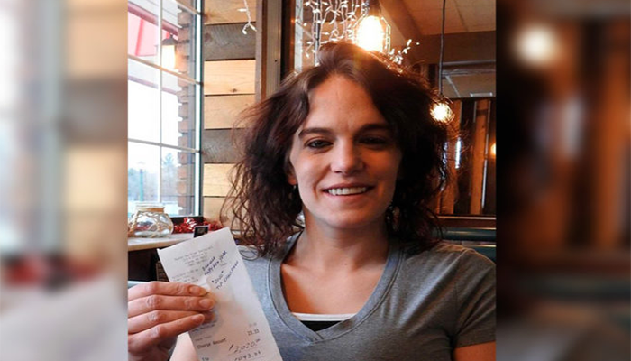 Dejan propina de 2 mil 20 dólares a mesera por Año Nuevo