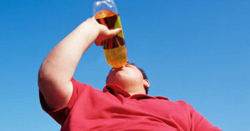 Evitar consumir azúcar industrializada; suele venir en bebidas y alimentos