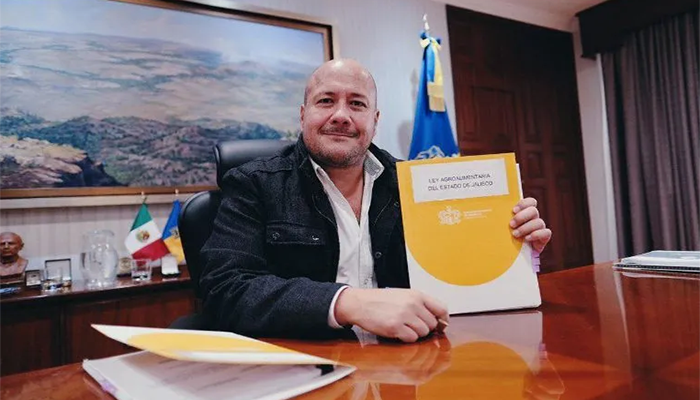 Enrique Alfaro firma nueva Ley Agroalimentaria; la primera en el país