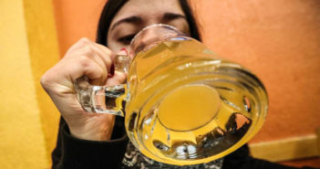 Aumenta consumo de alcohol en mujeres, sobre todo en menores de edad