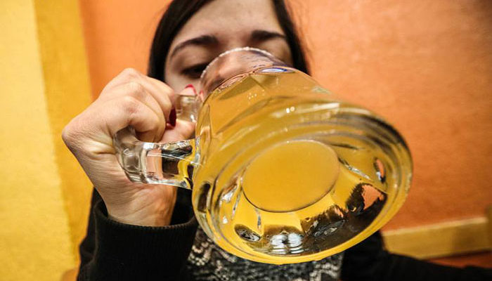 Aumenta consumo de alcohol en mujeres, sobre todo en menores de edad