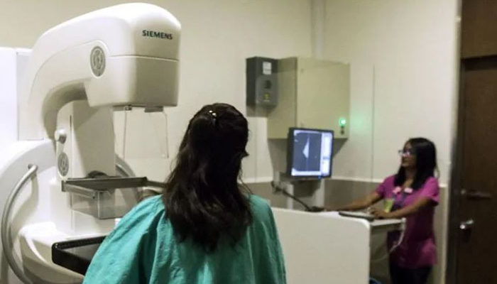 Más de 100 mil médicos y enfermeras buscan plaza; solo piden a ocho mil