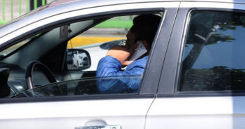 Endurecen ley para sancionar a quien utilice el celular al conducir
