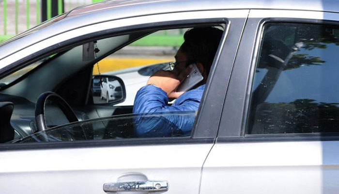 Endurecen ley para sancionar a quien utilice el celular al conducir