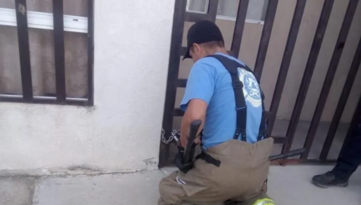 Mujer era encerrada mientras su pareja salía; presentó huellas de violencia