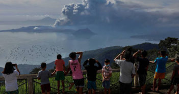 Volcán Taal entra en erupción en Filipinas, desplazan a 16 mil personas