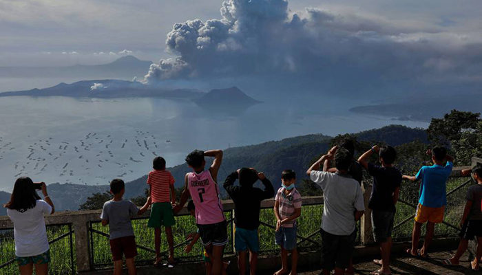 Volcán Taal entra en erupción en Filipinas, desplazan a 16 mil personas