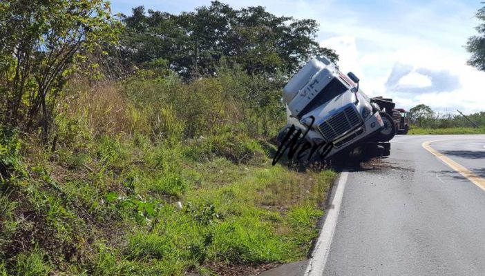 Tráiler vuelca en carretera Tepic-Puerto Vallarta