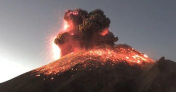 Despertó 'Don Goyo' y deja fumarola de 3 kilómetros