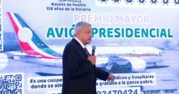 ¡No es broma! AMLO presenta diseño de boleto para rifar el avión