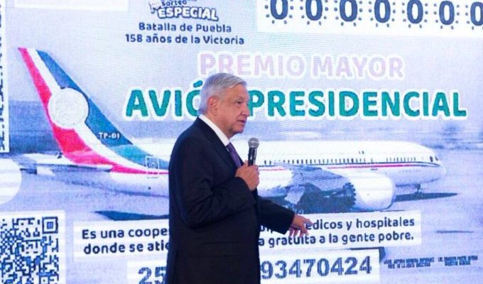 ¡No es broma! AMLO presenta diseño de boleto para rifar el avión