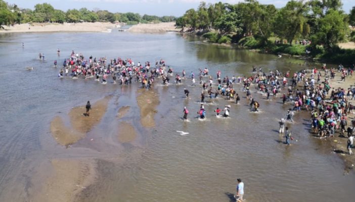 Migrantes intentan cruzar el río Suchiate para llegar a México
