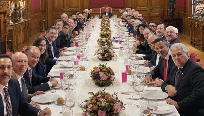 AMLO evita hablar del Insabi en comida con gobernadores