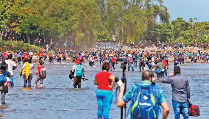 Suman 329 migrantes de caravana deportados a Honduras