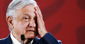 "Por favor no me pinten las puertas", AMLO a feministas