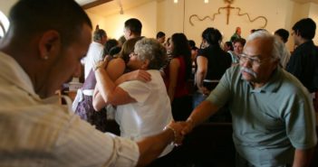 Iglesias de México suspenden saludo de paz en misas