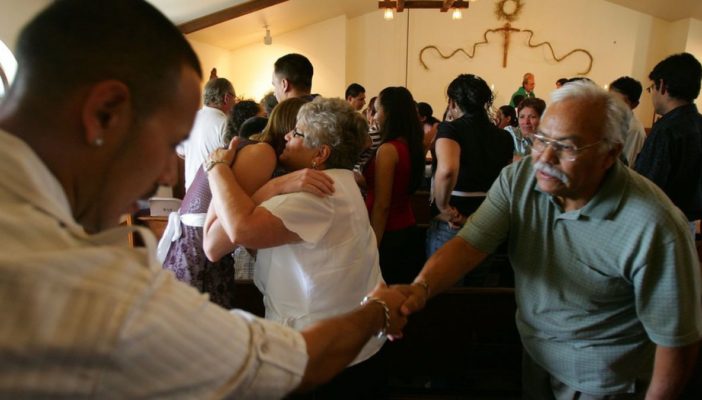 Iglesias de México suspenden saludo de paz en misas