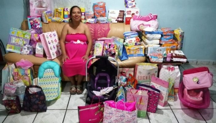 Nadie asiste a su baby shower; se hace viral y le entregan cientos de regalos