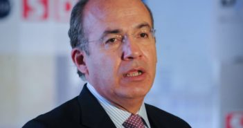 Felipe Calderón defiende 'puentes' escolares