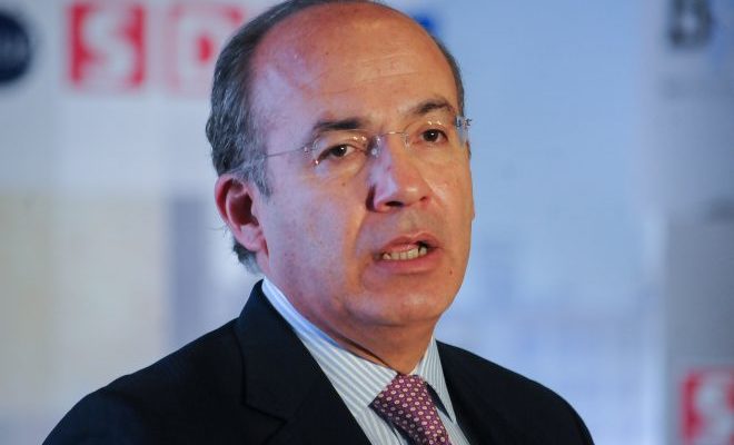Felipe Calderón defiende 'puentes' escolares