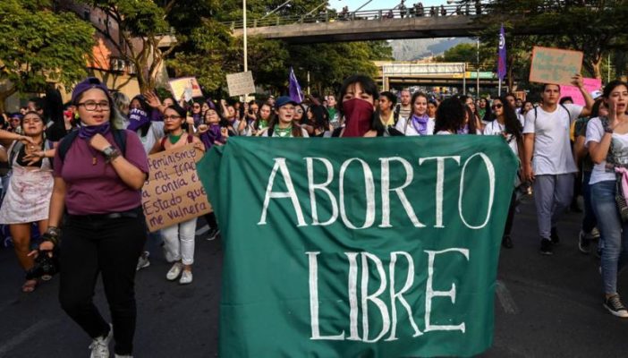 Aborta de 7 meses por riesgo; su pareja la denuncia por homicidio