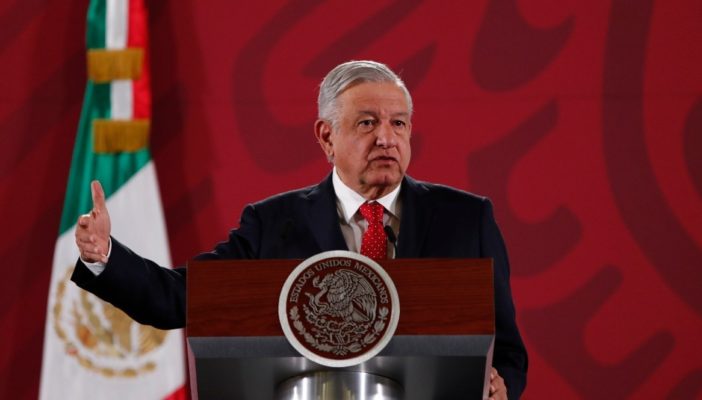Propone AMLO eliminar los 'puentes' en calendario escolar